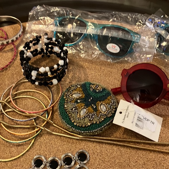 Big 61 piece lot of ladies/girls assorted estate sale jewelry, necklaces, watch+ - Picture 7 of 16